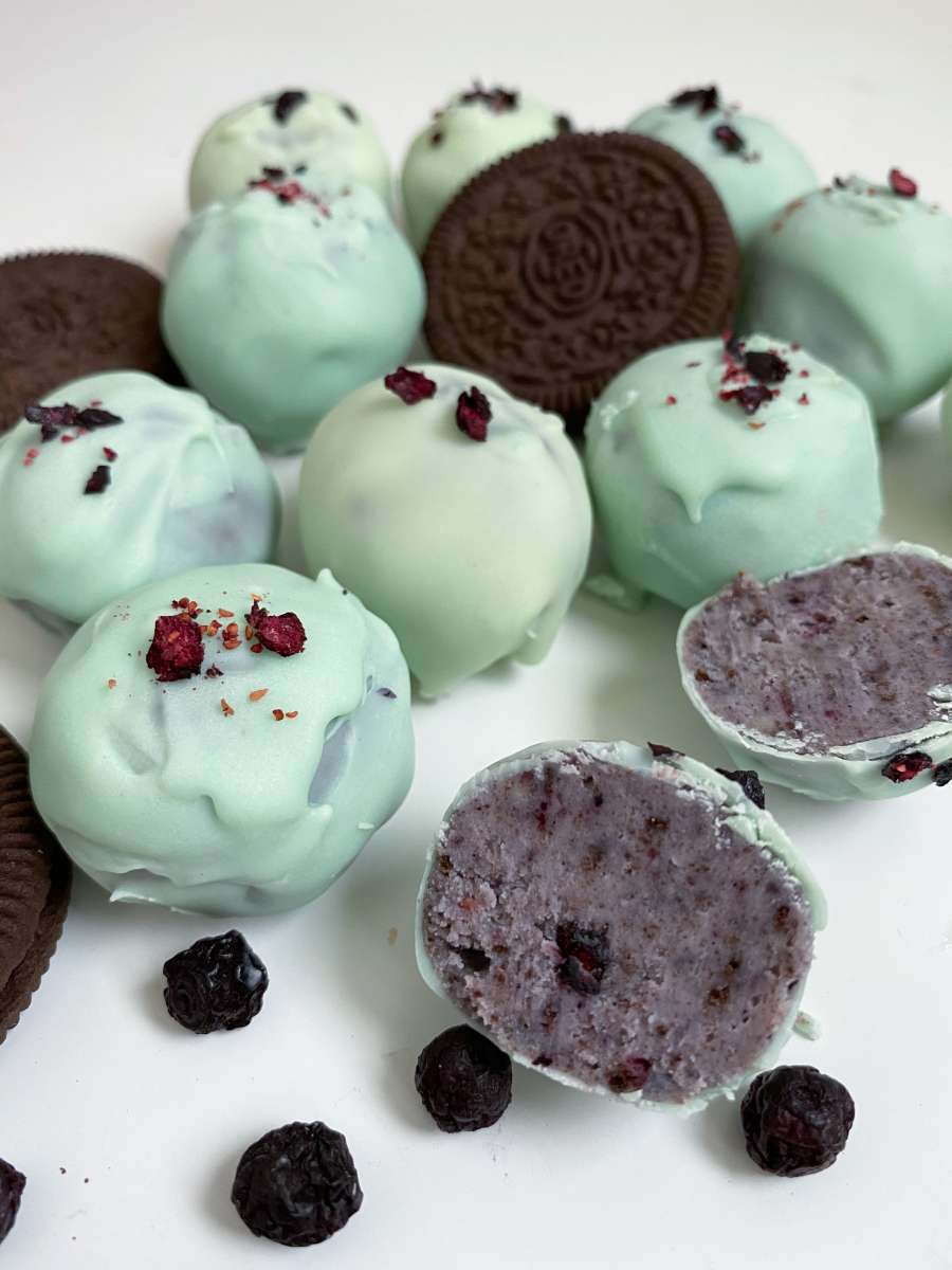 Шоколадные конфеты ручной работы на заказ - Черничный трюфель с орео (9  конфет) – Verve Chocolate